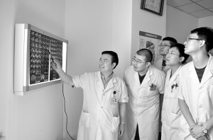王锡山（左一）正在给学生讲解、分析诊断不同疾病的要领。