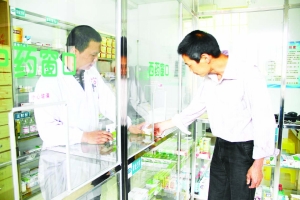 南靖县新罗村村民在整洁规范的村卫生所药房取药